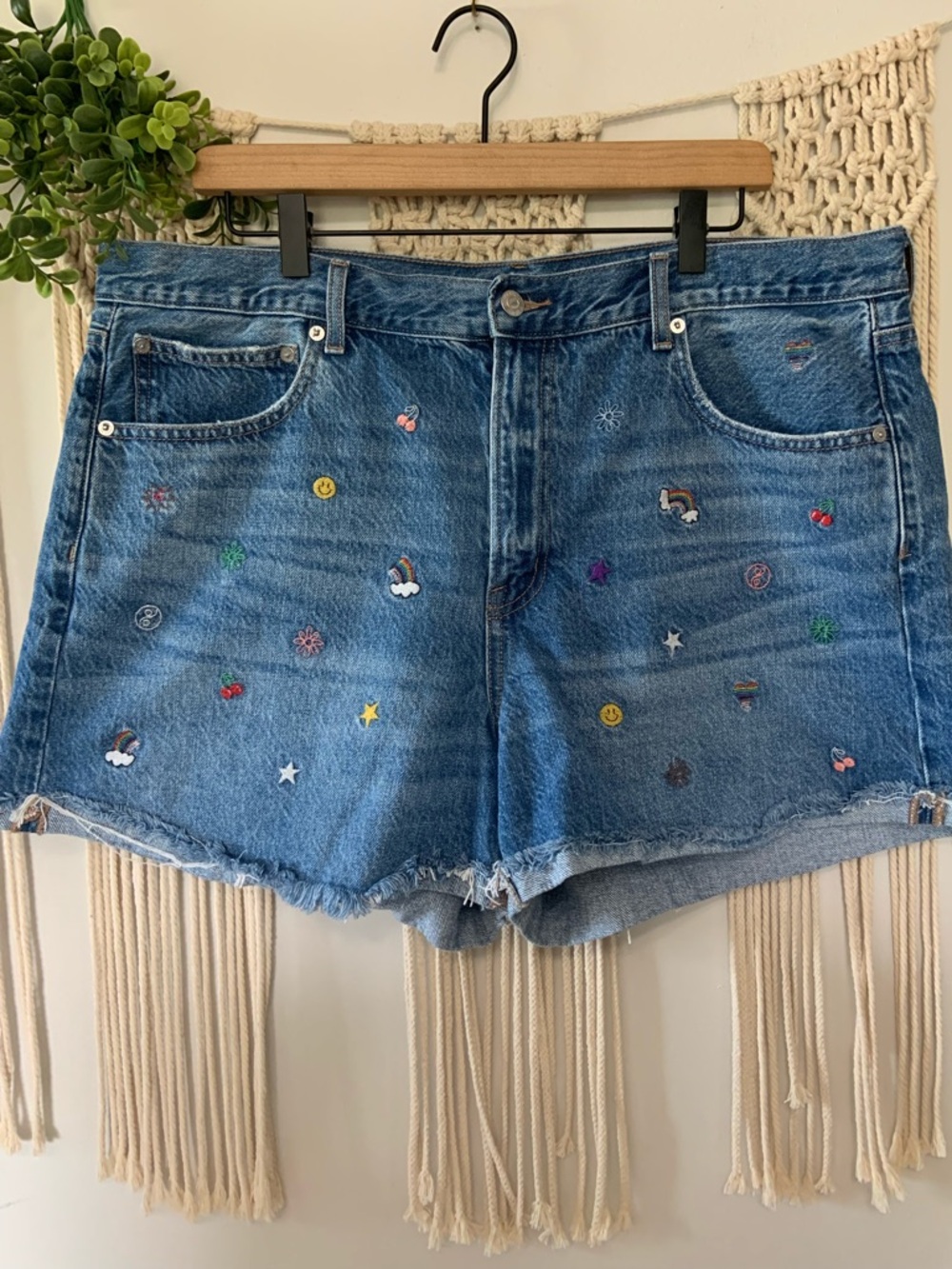 AMERICAN EAGLE Women’s 90s Boyfriend Fit Icon Raw Hem Denim Jean Shorts 18